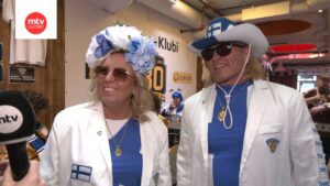 Kiekkofanit Risto ja Pauliina ihastuttavat ainutlaatuisilla asuillaan MM-kisoissa